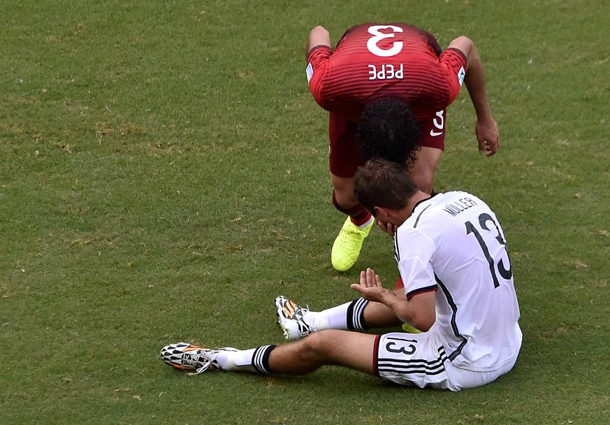 Pepe appoggia la propria testa a quella di Müller. Afp